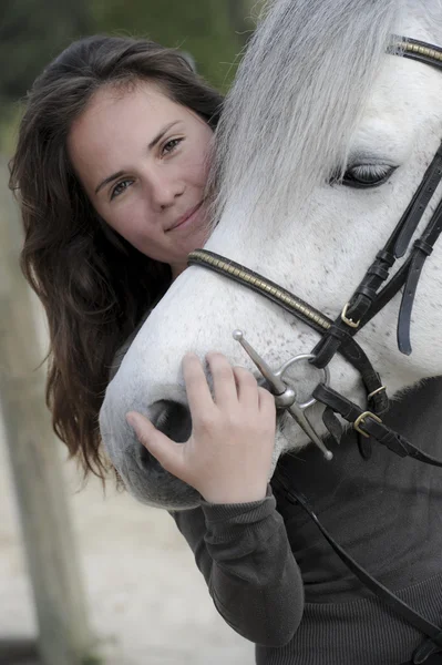 Mulher brincando com seu cavalo — Fotografia de Stock